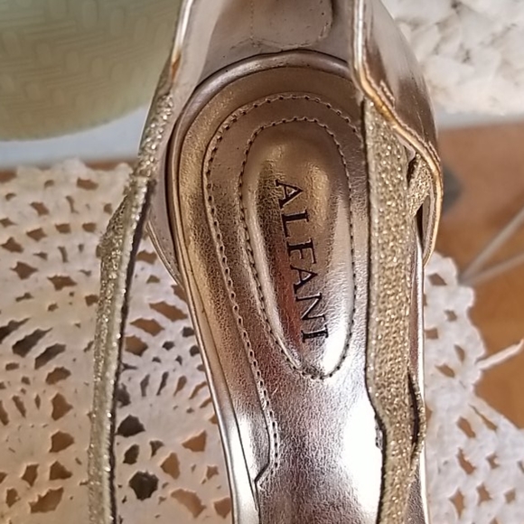 COPY - Alfani Gold flash glitter heels NWOT - Picture 3 of 10